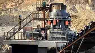 工作人員調(diào)試圓錐破碎機(jī)現(xiàn)場(chǎng)