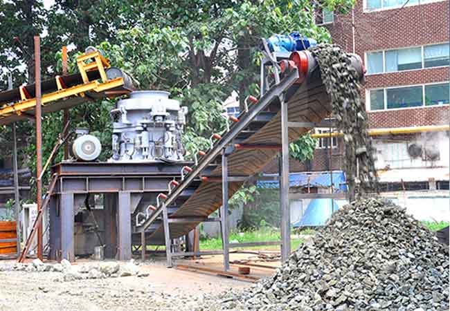 液壓圓錐式破碎機作業(yè)現(xiàn)場