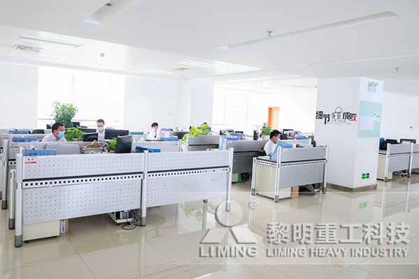 空曠的辦公室里，大家遙遙相望，互相“罩”顧