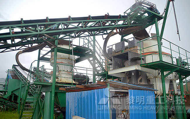 山東花崗巖制砂現場，圓錐破+制砂機