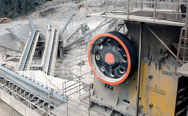 顎式破碎機破碎花崗巖現場